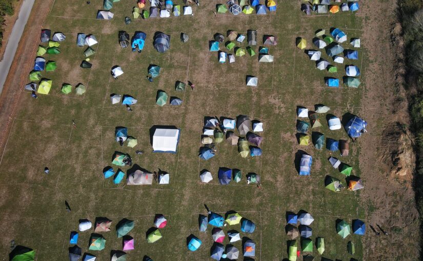 Drohnenbild von Schlafzelten auf einem Klimacamp